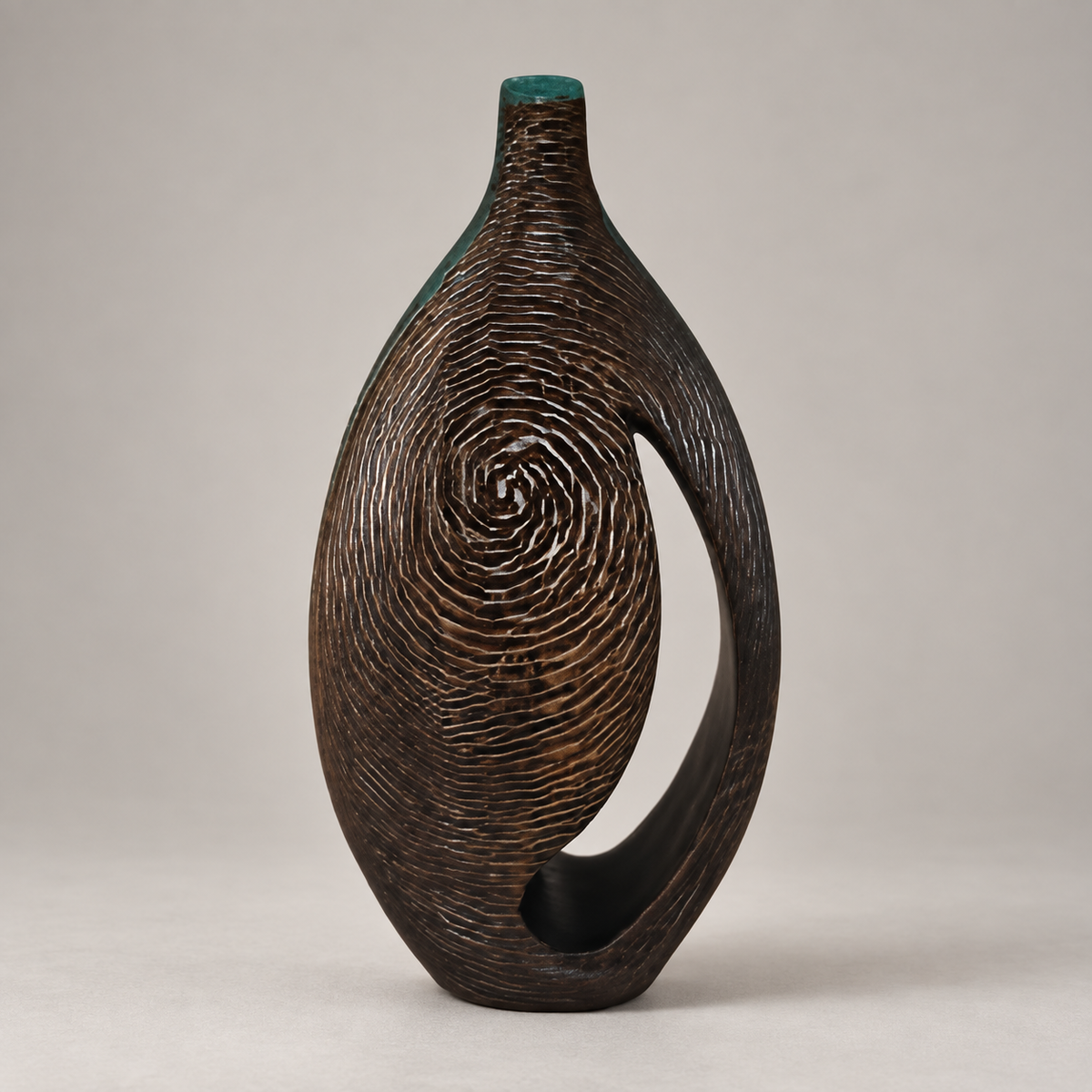Spiral Desenli Oyuklu Geniş Polyresin Vazo