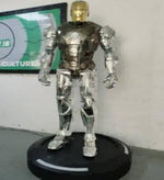 Gümüş Robot Zırh Heykeli