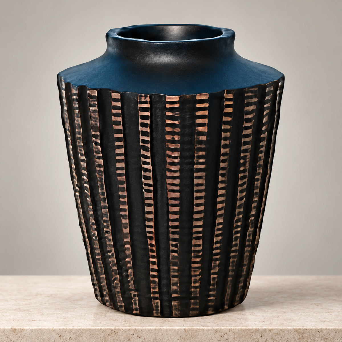 Hasır Dokulu Siyah Omuzlu Polyresin Vazo – YZ04412BL-2